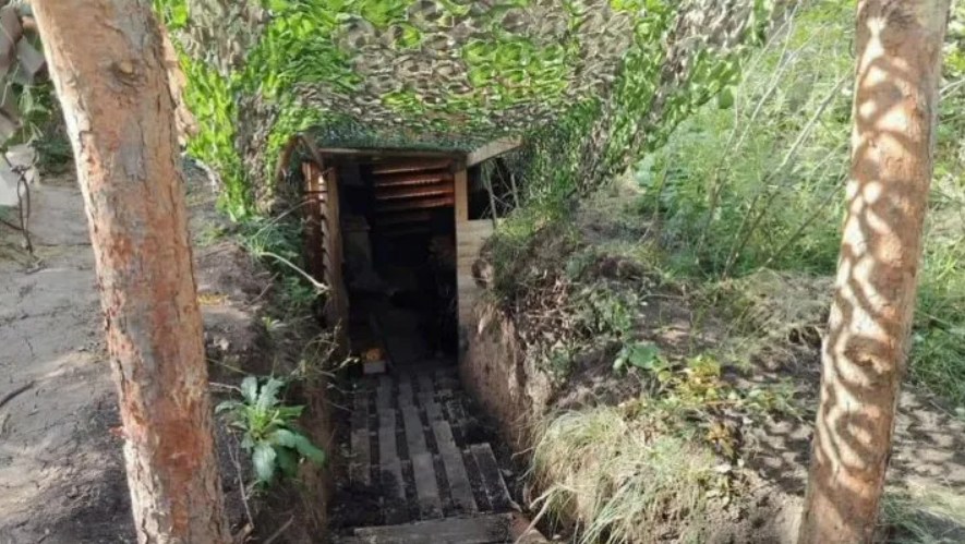 Подход к блиндажу,с Г-образным входом и почти корректной москировкой