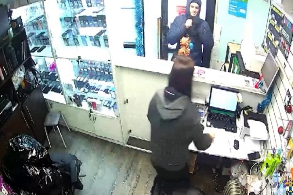    В Новосибирске рецидивист ограбил ломбард в Октябрьском районе. Фото: стоп-кадр.