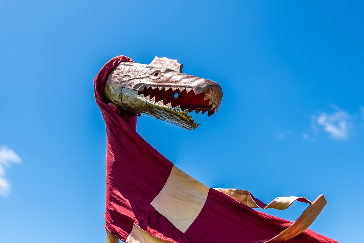 В небе дракон.