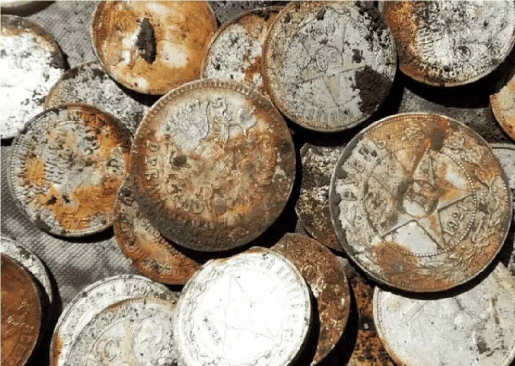 Серебро довольно инертный металл, но долгое пребывание в земле портит монету.