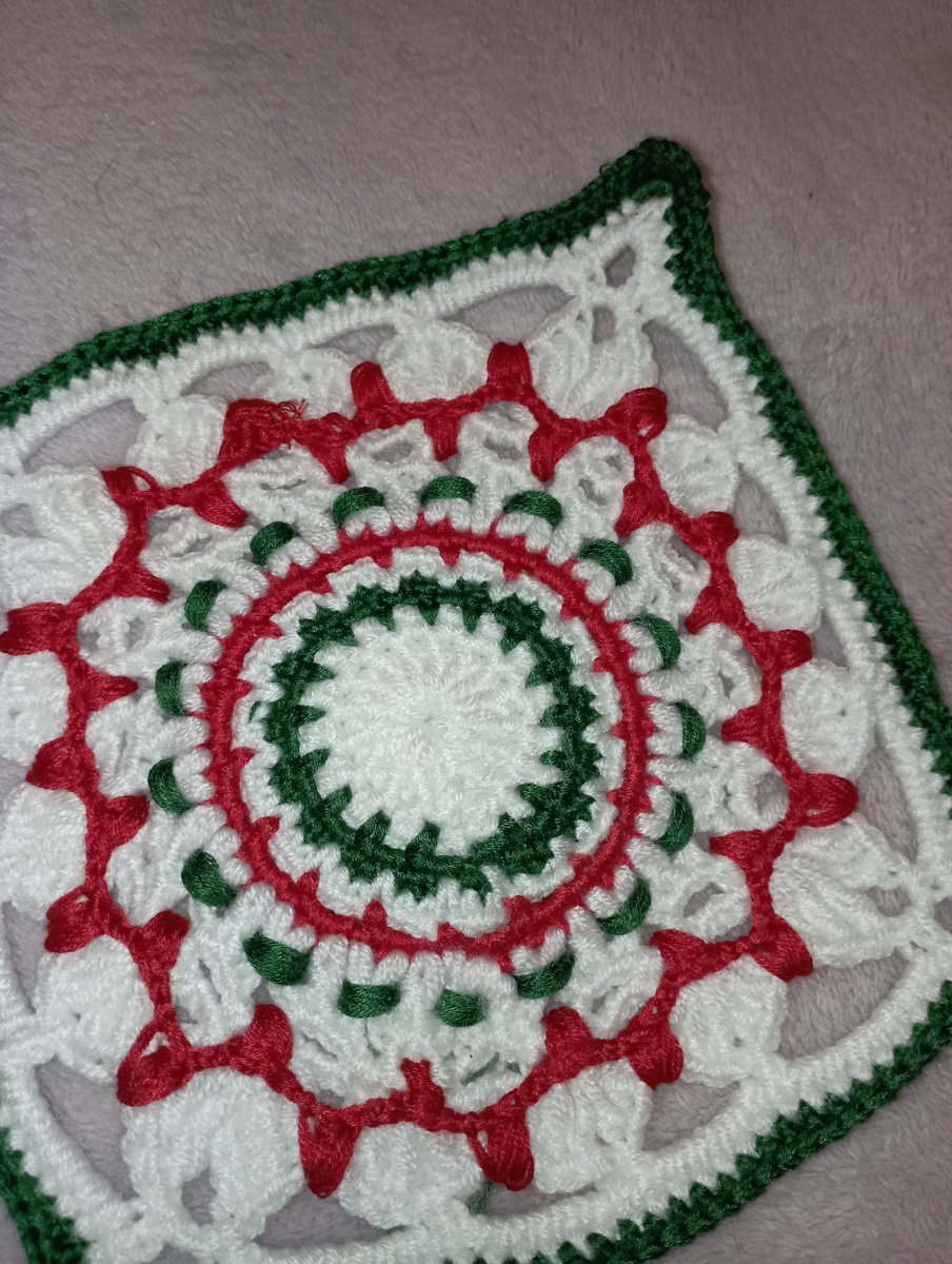 Рис.  1 Попона вязанная крючком