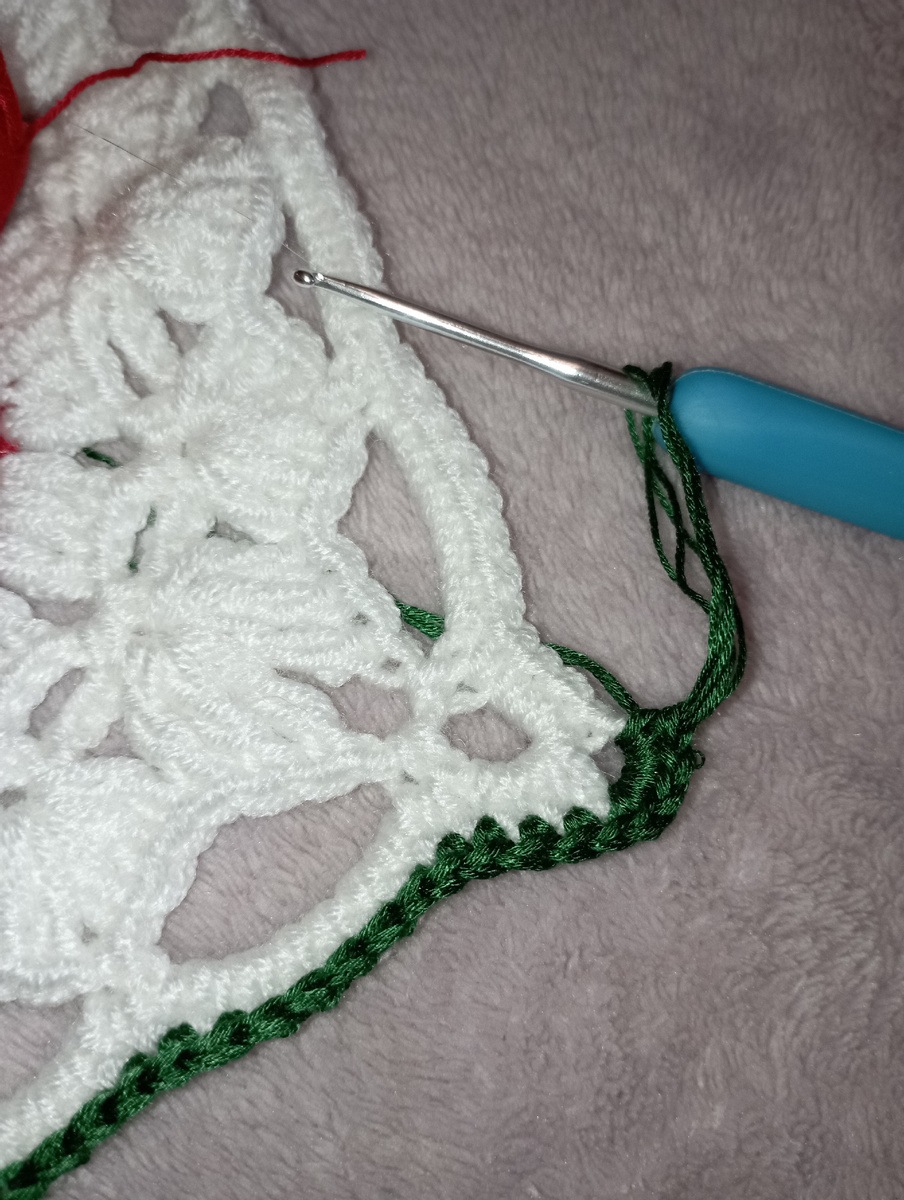 Рис. 2 Попона обвязывается вокруг контрастной по цвету пряжей