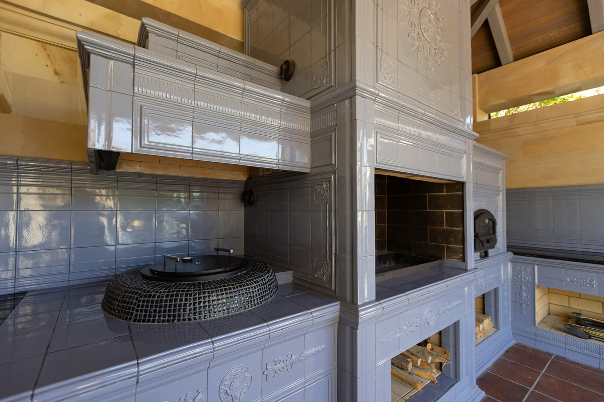 Тандыр с вытяжкой над ним