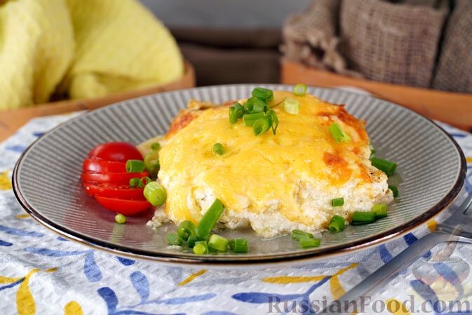 картофель, творог, масло сливочное, соль, перец чёрный молотый, приправа для овощей, чеснок сушёный молотый, яйца, сметана, соль, перец чёрный молотый, сыр твёрдый