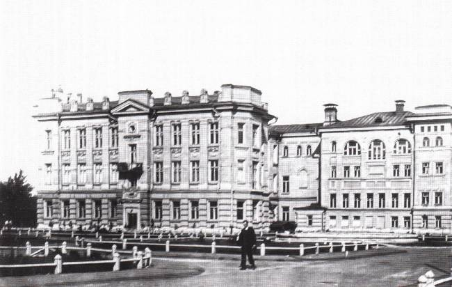 Первый корпус СГУ. Источник: https://oldsaratov.ru/sites/default/files/styles/post_image/public/photos/2013-11/3.jpg