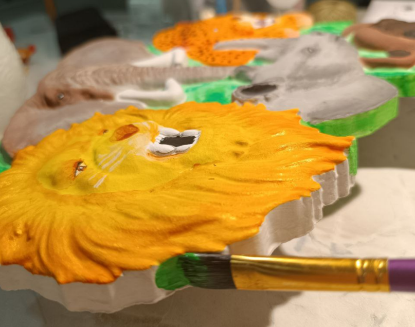 Процесс раскрашивания панно из гипса