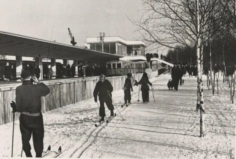 Лыжники возле станции метро "Измайловская"