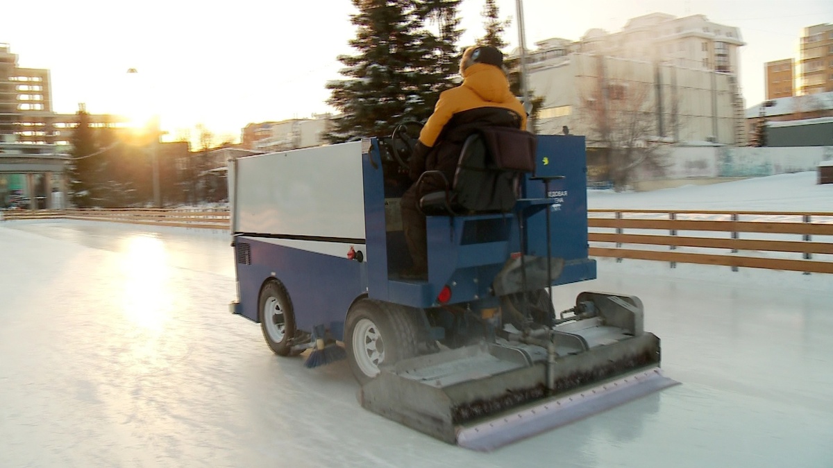 Юрий Шешуков на ледозаливочной машине