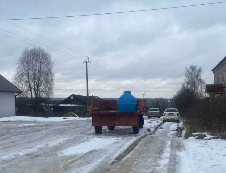 в таких бочках жители вынуждены своими силами ввозить воду в город