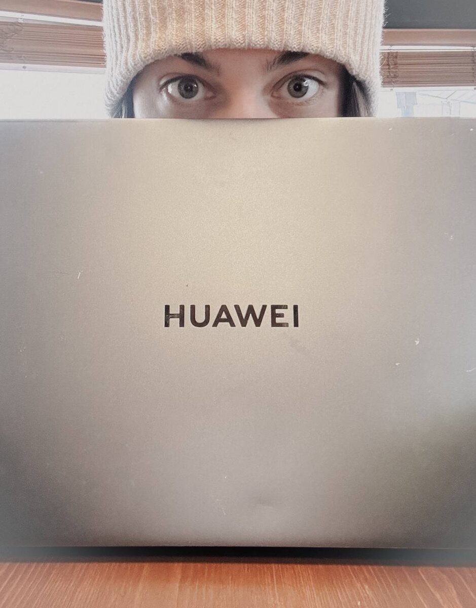 Фото в момент написания статьи. Любимое кафе. Пыталась скрыть круги под глазами - последствия переработок и небольших недосыпов. 