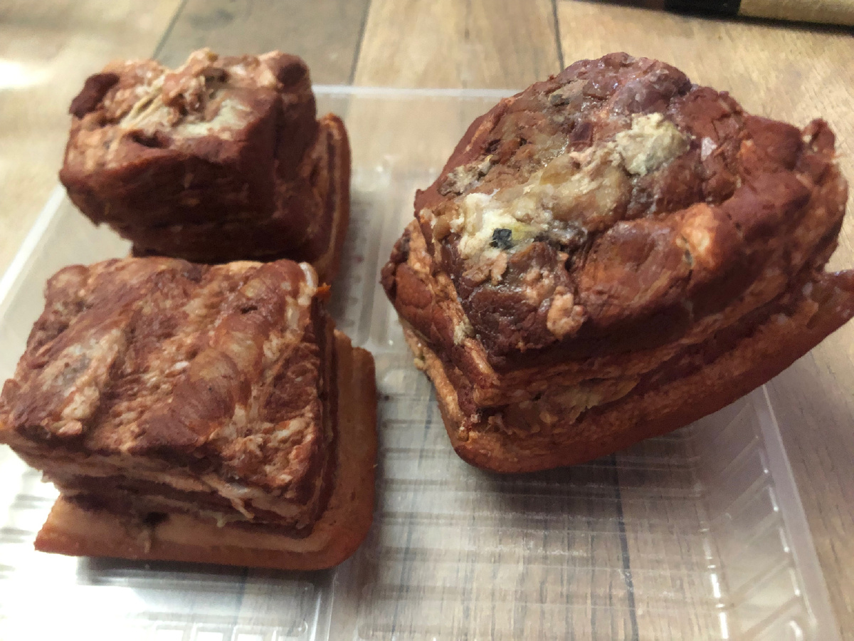 Наверное, угощали вот такой вкусной грудинкой, которую я готовлю в мультиварке с добавлением луковой шелухи. Фотоиллюстрации к статье автора.