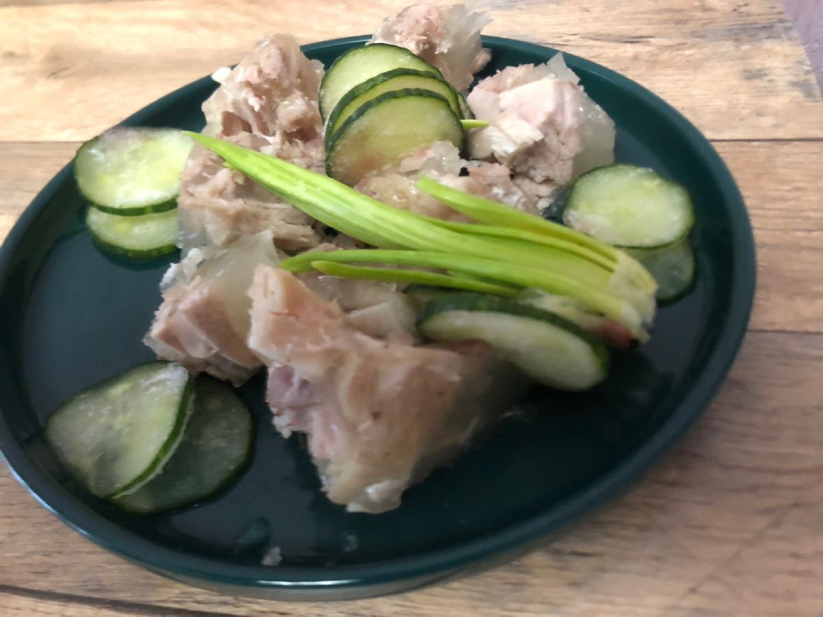 В моей семье очень любят холодец. Варю его не часто, в основном, к праздникам. Это тоже традиция, которая берет начало из родительского дома.