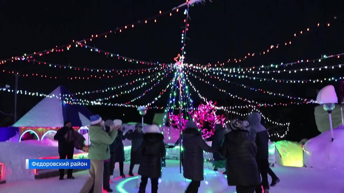    Сотни огней: житель башкирской деревни самостоятельно создал у себя во дворе новогодний городок