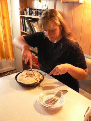 Режу примерно такой пирог, но 20 лет назад.