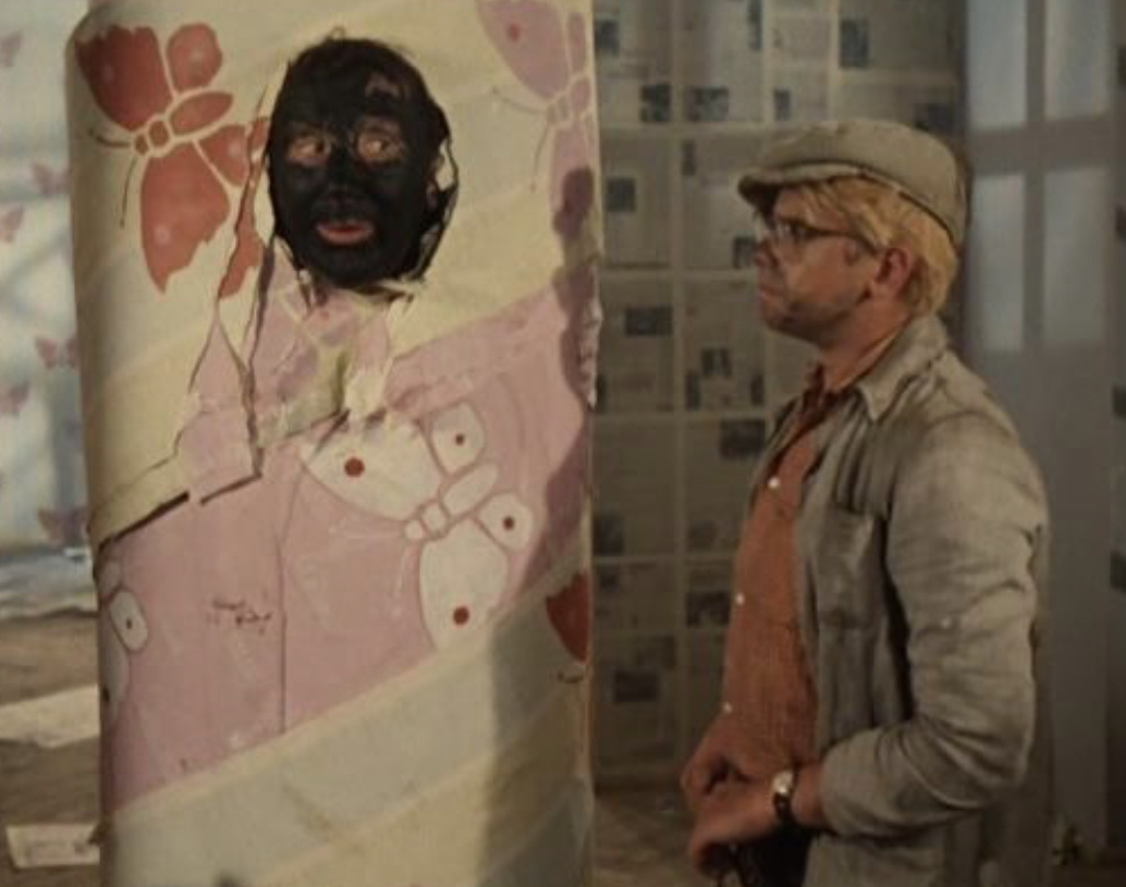 Да, сцена с «воспитанием» дебошира — тоже скорпионья тема. Для тех, кто не понимает, как Скорпион может пускать яд — а вот именно так, как это сделал Шурик. Лозиной и принудительным обматыванием обоев. И это не избиение. С бездельником, хамом и лентяем, который всех на баклажане вертел, в том числе и органы милиции вместе с их исправительными работами, по-другому никак договориться не получится. Ну никак! А ещё заметьте: Шурик не нападал до последнего. Он вообще не нападал, ему попросту пришлось защищаться. В буквальном смысле Шурика вынудили пойти на крайние меры. И это тоже про Скорпионьи энергии: они не нападают первыми, им это не надо, зато сдачи так отсыпят, что обидчику мало не покажется. Шурик практически заставил своего оппонента переродиться из старой шкуры в новую: принять другие правила, начать жить иначе. Видите силу Скорпиона?.. 