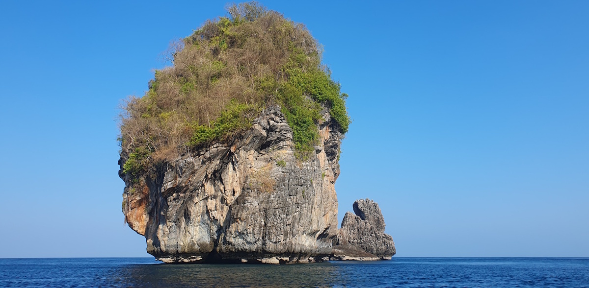 Безымянный остров напротив пляжа Нуи 