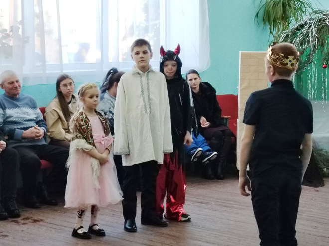 
Ученики воскресной школы Жилинского храма играют в спектакле на Рождественской ёлке в Доме культуры села Жилино. Дети напомнили всем, как важно быть с Господом, и как опасно попасться в сети нечистой силы