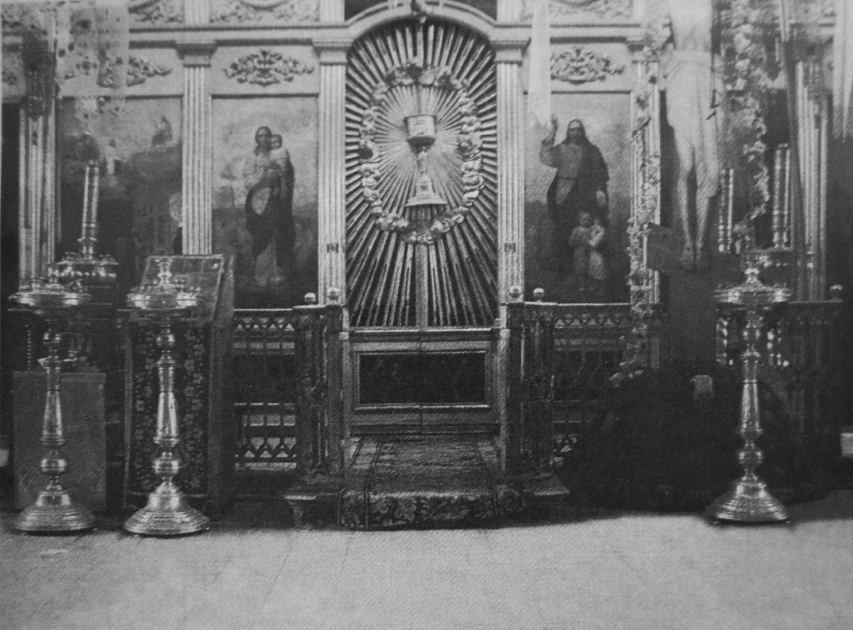 Местный ряд в иконостасе с. Поддубье. Иконы Христа, благословляющего детей, Богоматери с Младенцем и Покрова Пресвятой Бородицы (слева) кисти А.Г. Вегнецианова. Фото 1939 г.