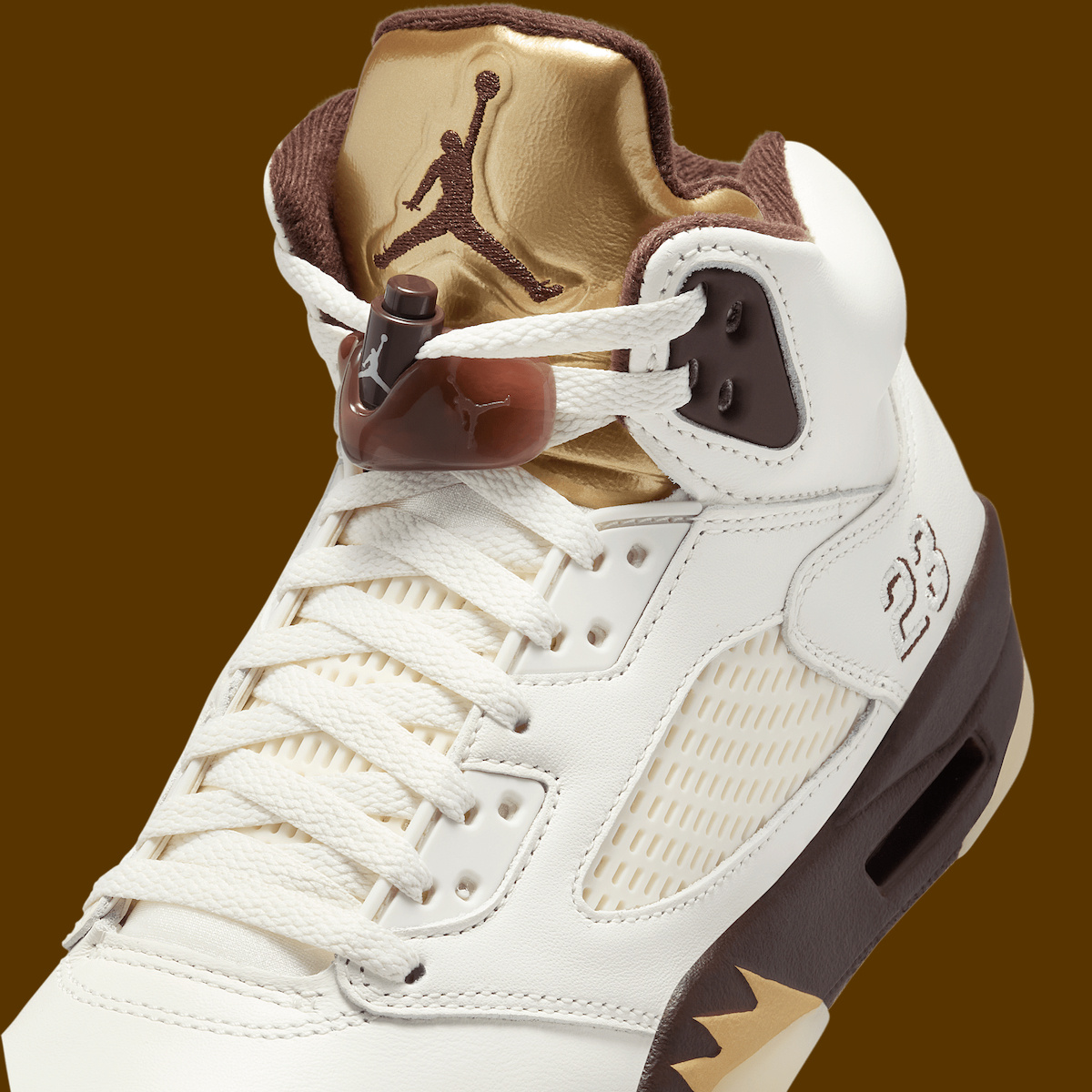 Коричневая межподошва с яркими «плавниками» создаёт гармоничный контраст с темными оттенками, а полупрозрачная подошва добавляет функциональности.