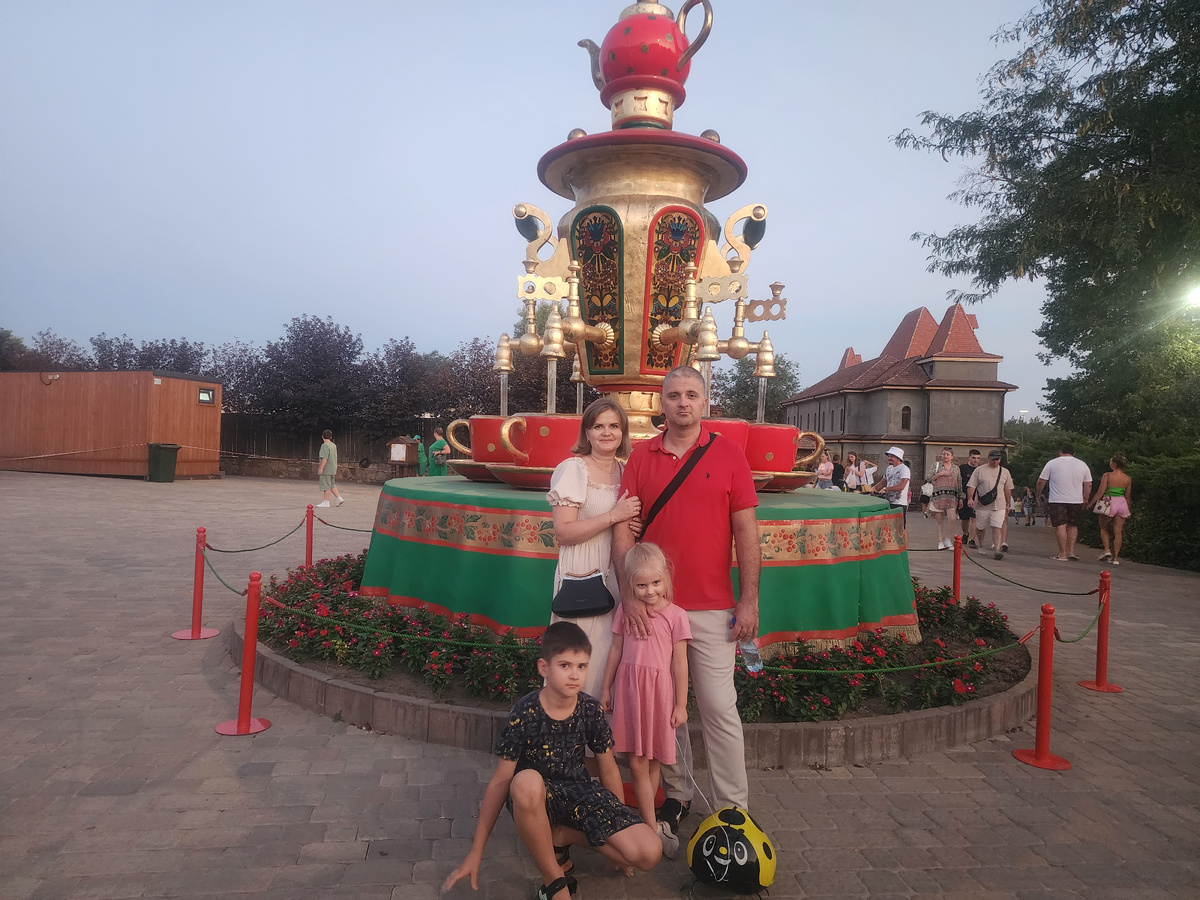 В наличии мы и самовар - вода течет  в чашки, она настоящая