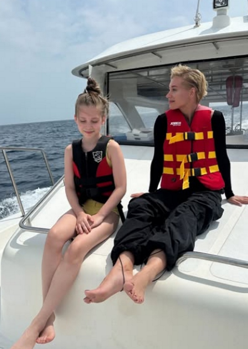 Кристина Асмус с дочкой Анастасией на яхте. Фото: соцсети