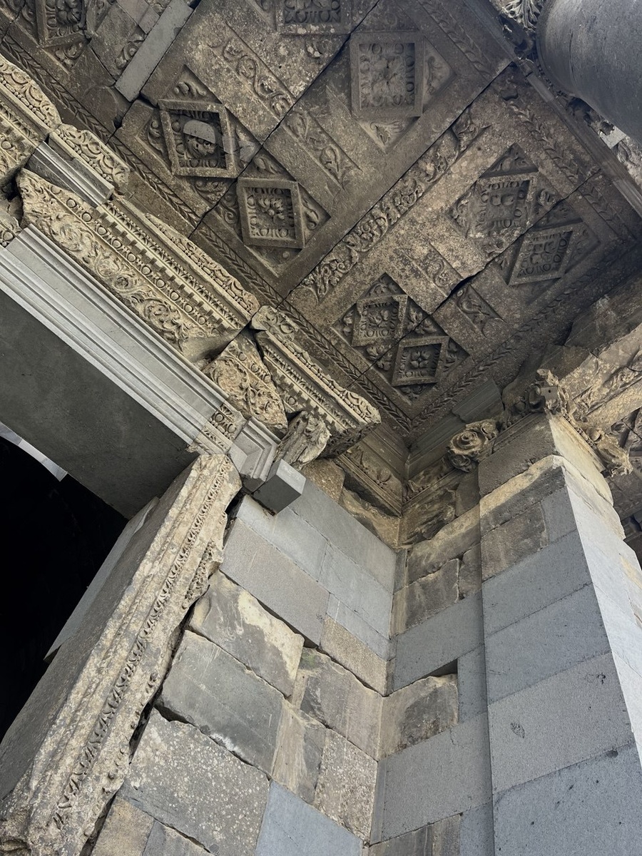 Потолок храма при входе