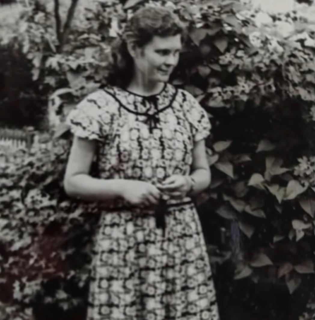 Фотография бабушки Дины