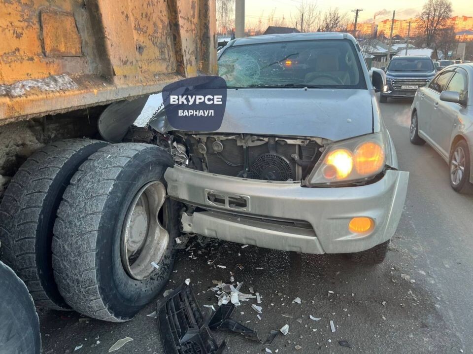    ДТП в Барнауле. Источник: Страховой аварком, t.me/vkurse22