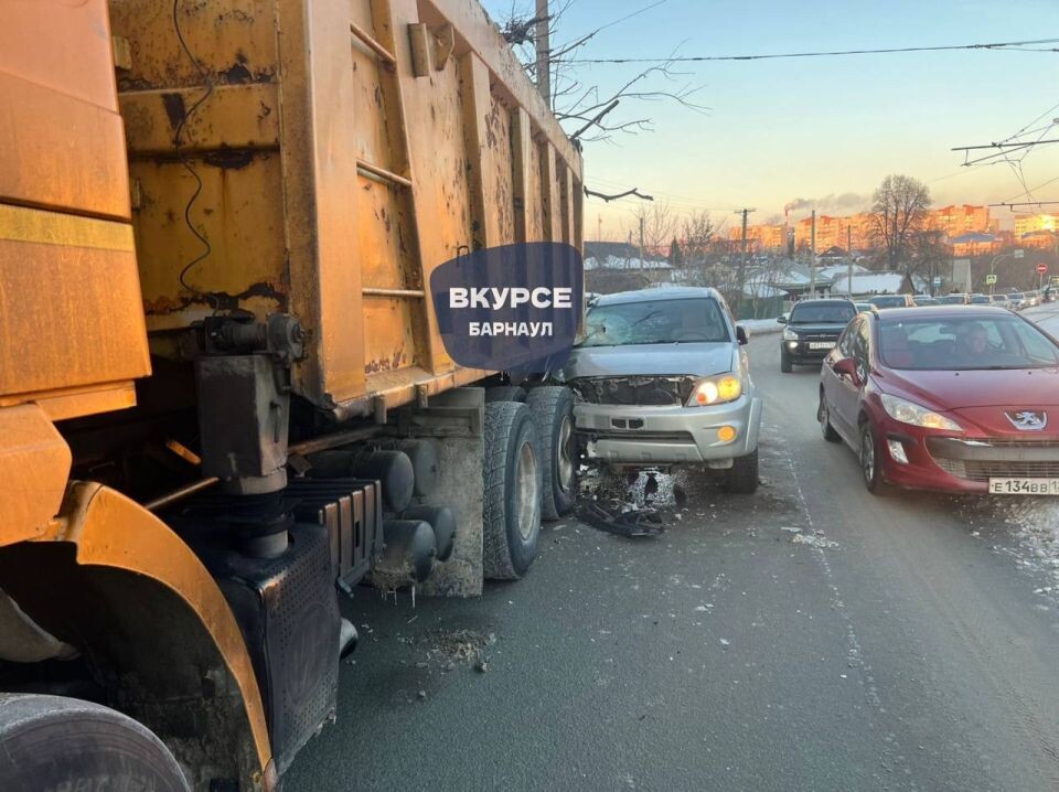    ДТП в Барнауле. Источник: Страховой аварком, t.me/vkurse22