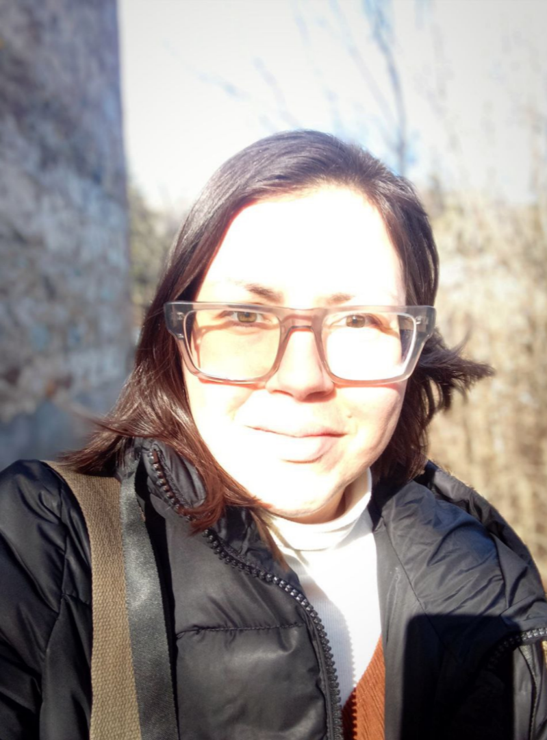 Яндекс уверяет, что сегодня +7С, но по ощущениям - градусов на десять больше. 
Я от школы до дома бегаю без куртки (на фото я в куртке, но вы не обращайте внимания, считайте, что ето галлюцинация). 
Солнце ослепительное. 
Апрель какой-то. 