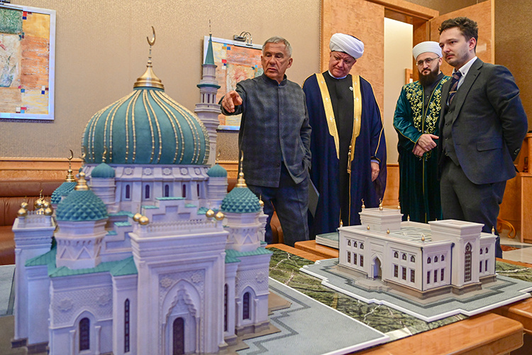    В отдельном кабинете для раиса РТ устроили небольшую презентацию с эскизами новой мечети и ее 3D-моделью