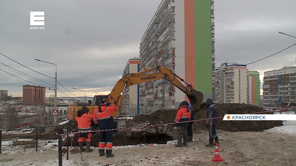     Коммунальщики ликвидируют порыв в Солнечном, из-за которого подземный ручей заливал дорогу