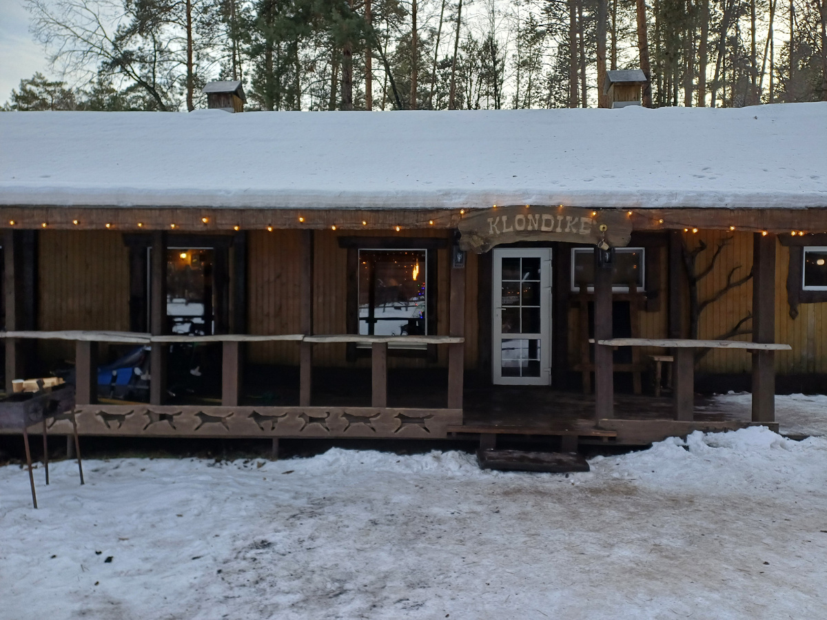 Фото 2. Вид со двора на административное здание. Фото автора.