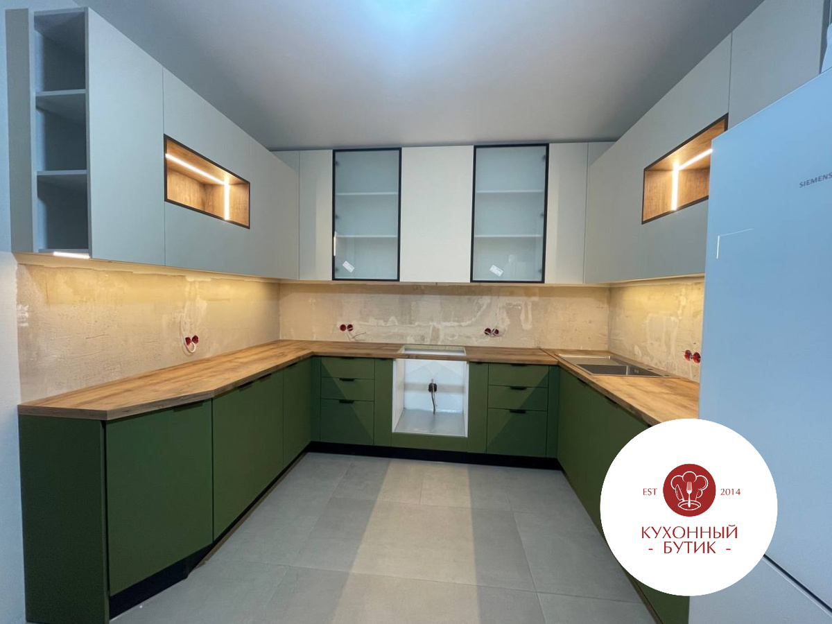Угловая кухня со стеклянными фасадами, изготовленная на заказ фирмой КухонныйБутик