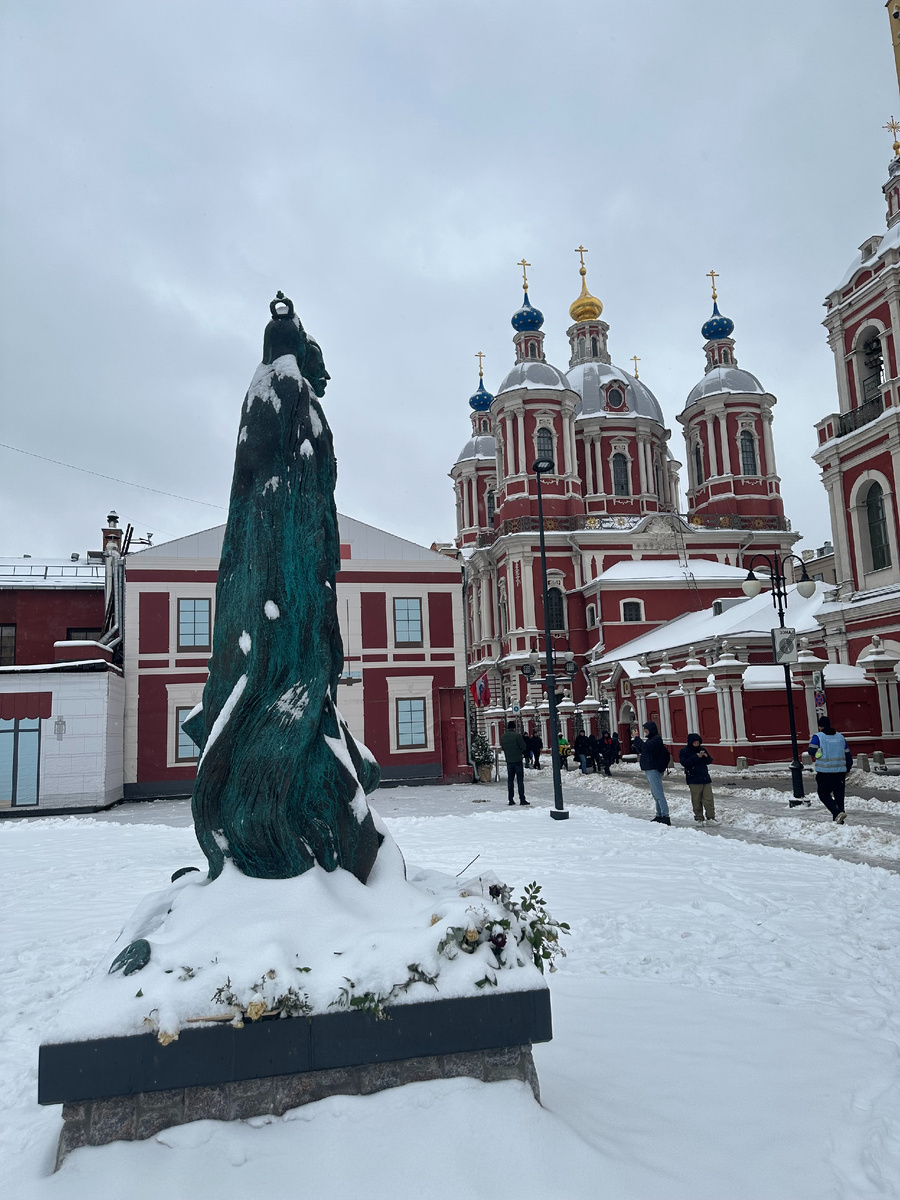 Вид на храм от памятника великому князю Сергею Александровичу и княгини Елизаветы Федоровны. Фото: Алиса в Петербурге