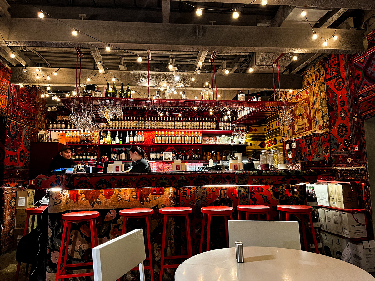 Барная стойка на первом этаже оформлена коврами →