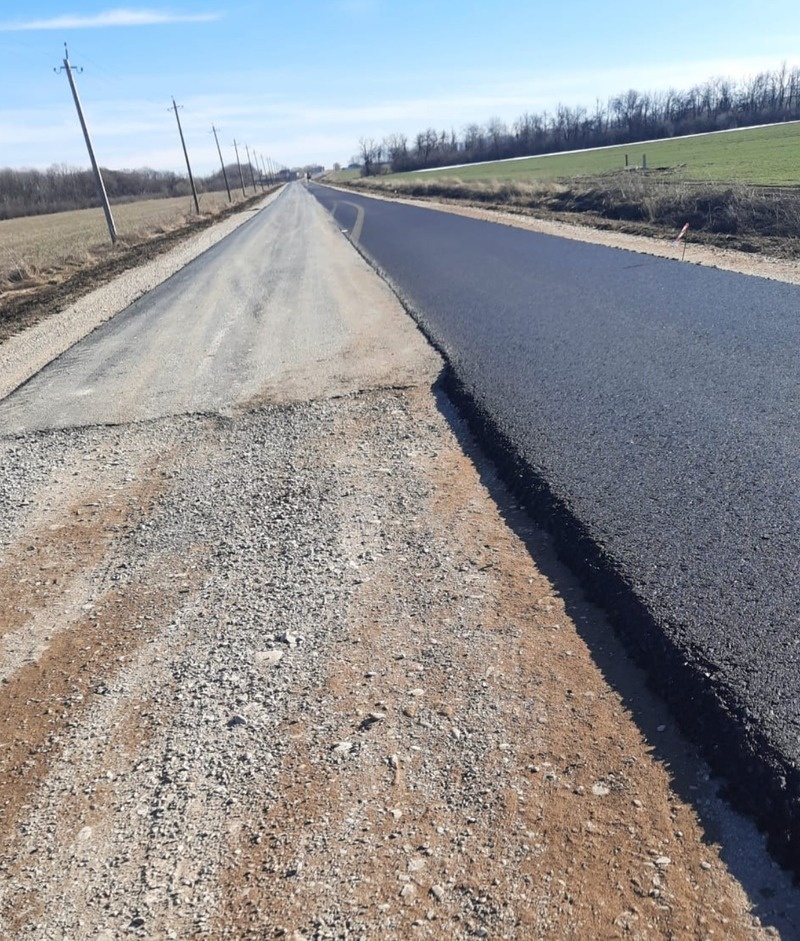    Подрядчик укрепил на объекте основания и обочины, приступил к укладке первого слоя асфальта Фото: администрация Предгорного округа