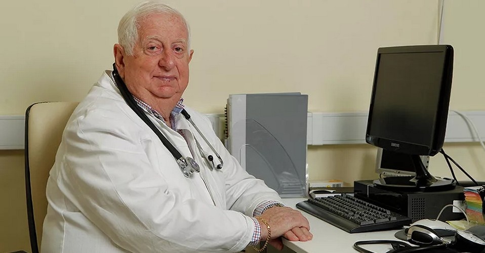 Врач советской закалки рассказал, почему в зрелом возрасте опасно бросать курить