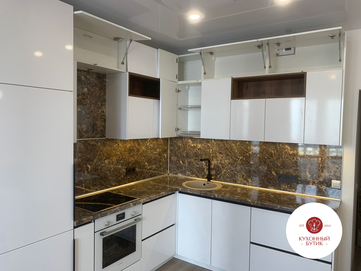 Угловая белая кухня с открытыми полками от Кухонного Бутика