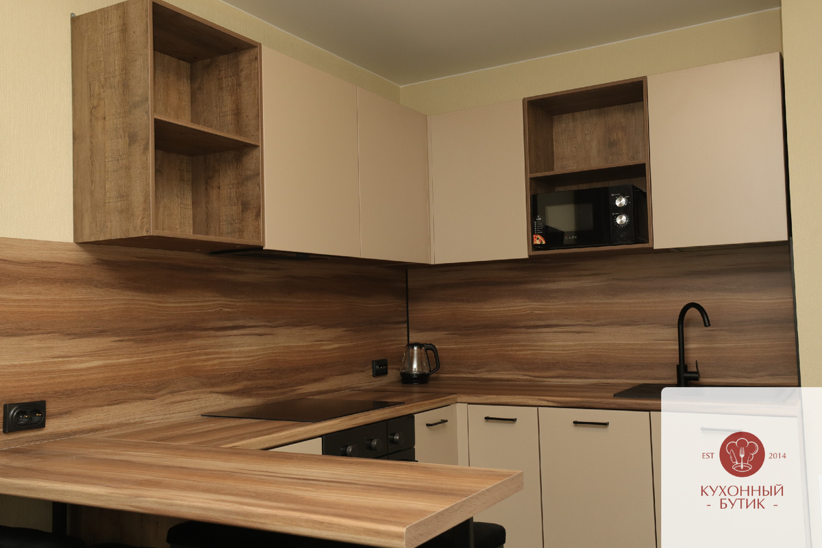 Кухня с барной стойкой и открытыми полками от фирмы Кухонный Бутик
