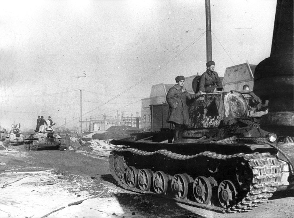 Огнемётный танк КВ-8 из состава 235 огнемётной танковой бригады движется по дороге.