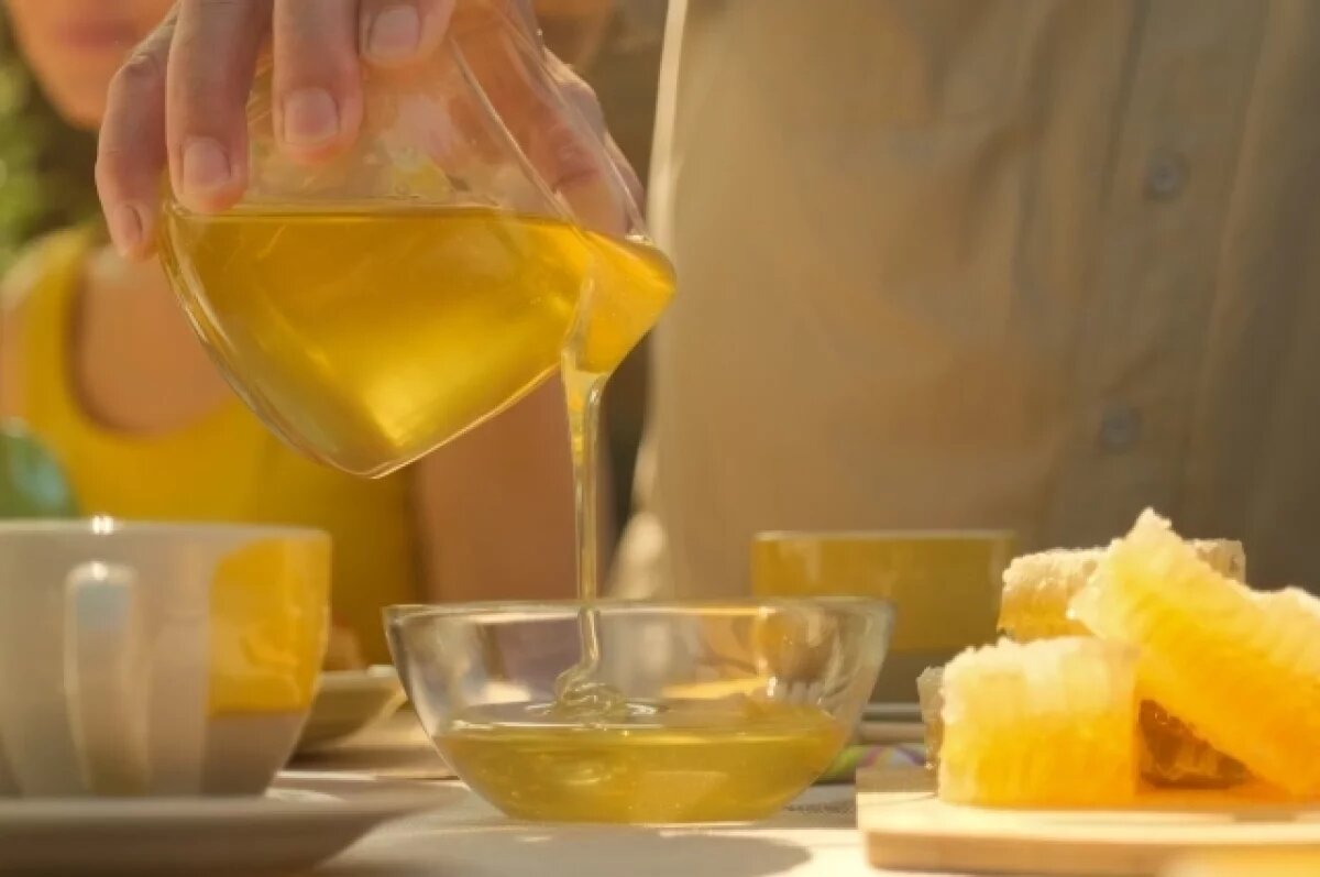    Пчеловод из Зырянского района произвел первую партию крем-меда