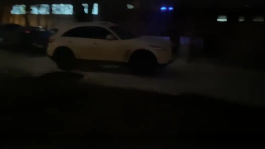    Проезжая часть перед школой. Фото: скрин видео Елены Гаповой.