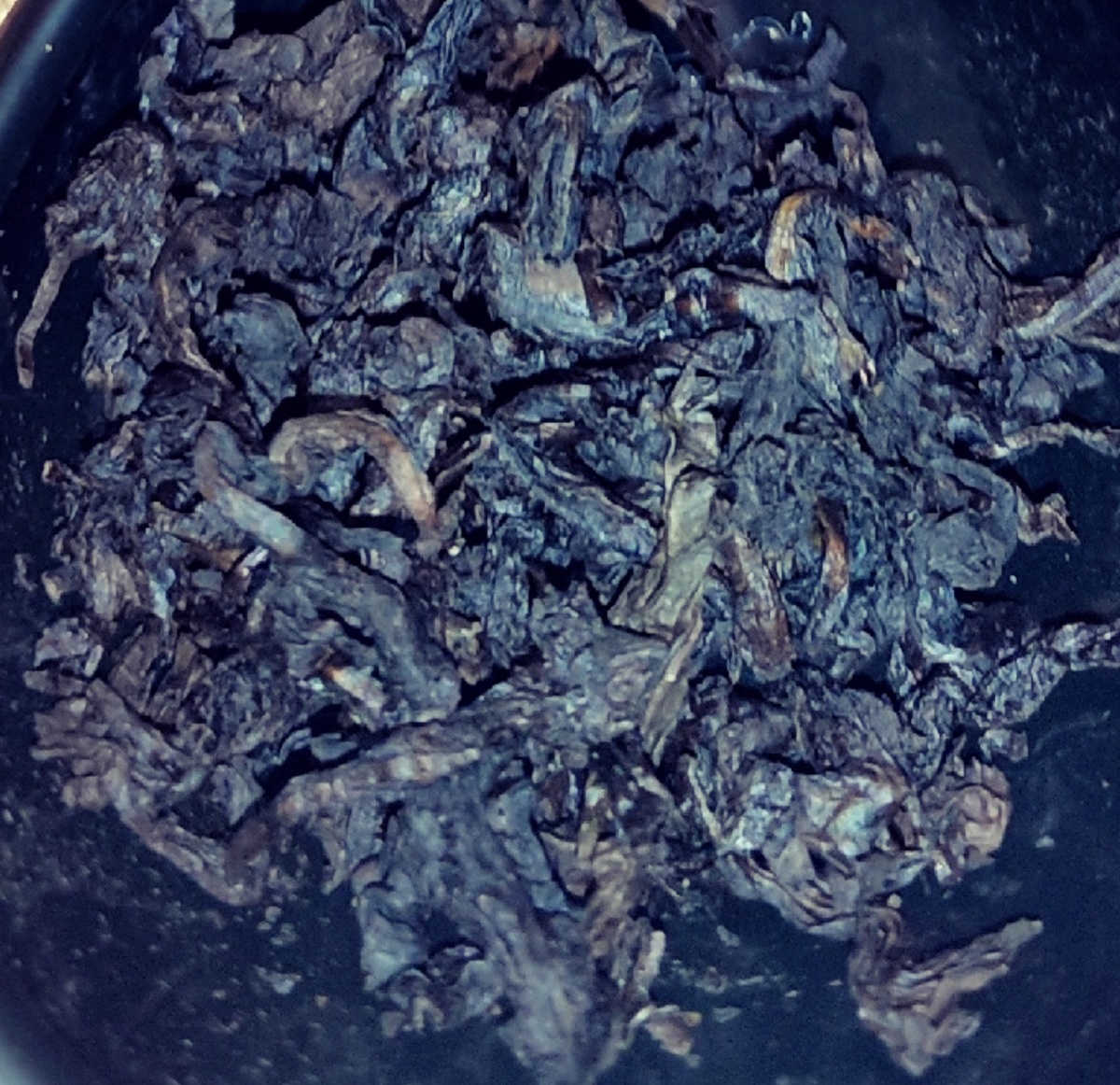 Полуферментированный улун, для которого характерна продольная скрутка и весьма темный цвет с глянцем.