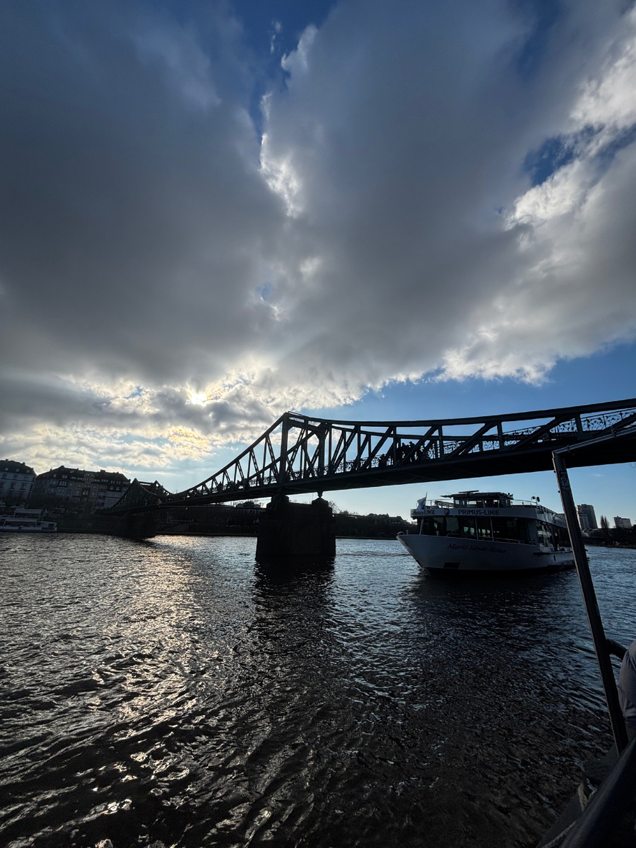 Вот он, наш теплоход, мчит к причалу. Фото автора, как и все последующие.