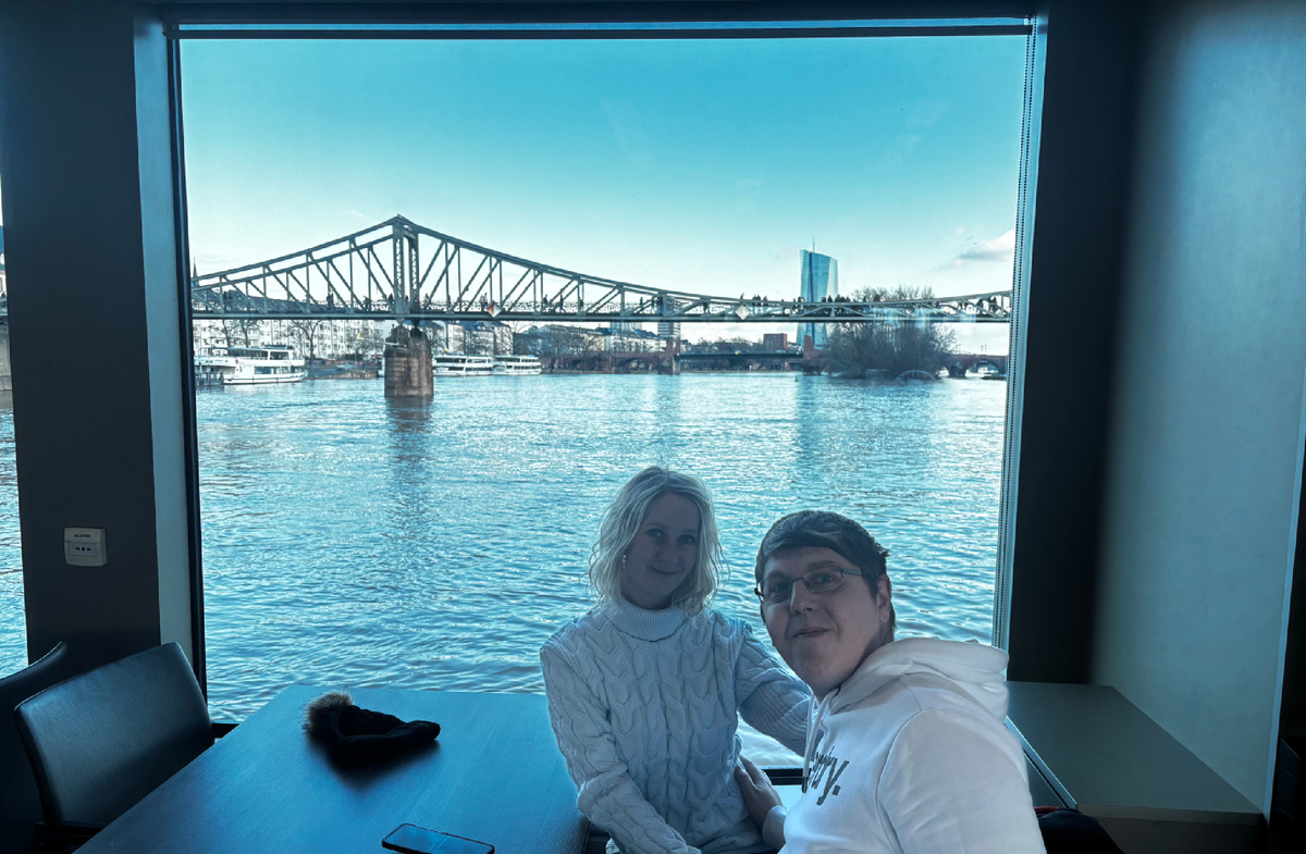 Внутри светло и уютно.