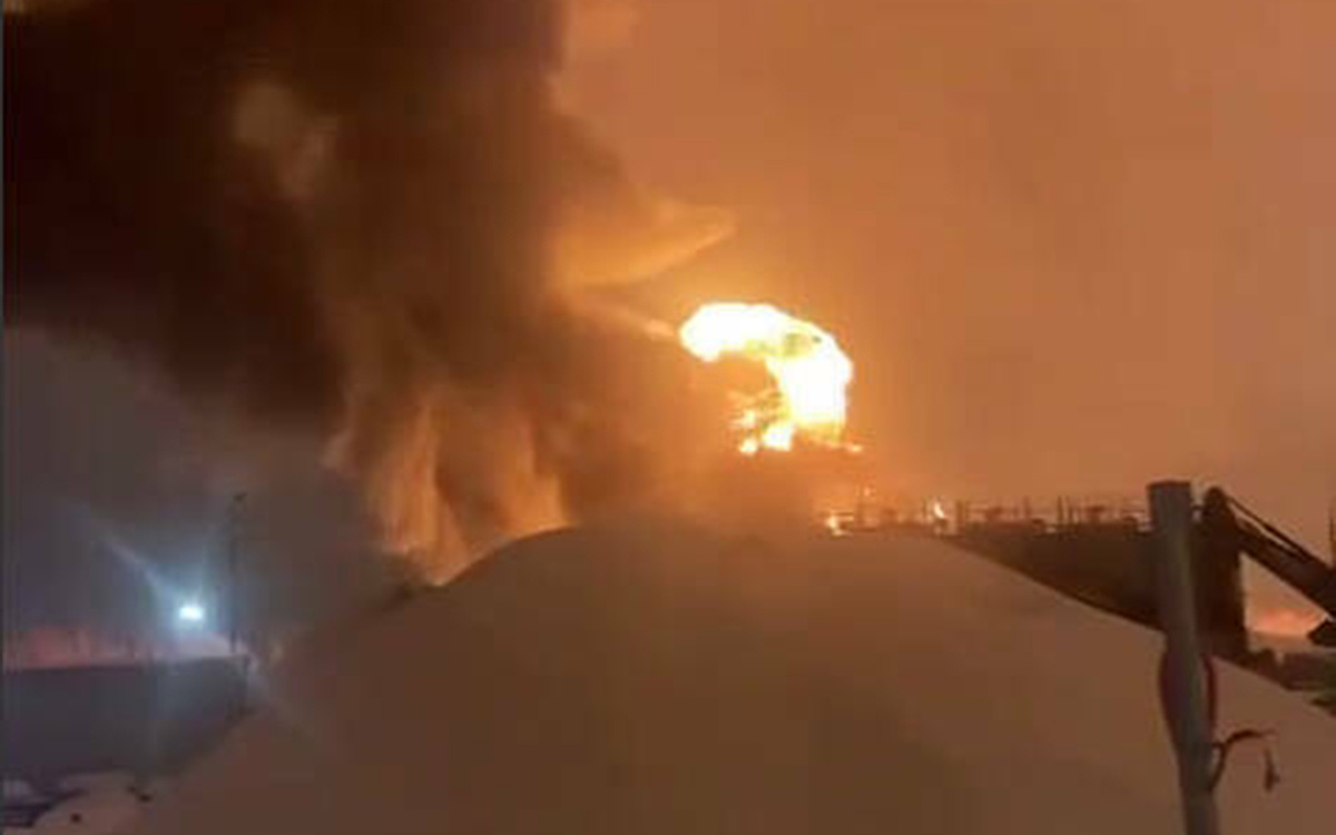 В 5.20 утра вражеский БПЛА прилетел в кустовую базу сжиженного газа, загорелась газовая цистерна. Фото: стоп-кадр видео