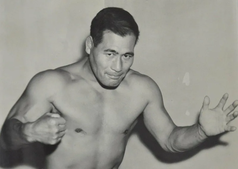  Параллельно, для развития своих экстраординарных способностей, разносторонний спортсмен активно занимался тяжёлой атлетикой и бодибилдингом