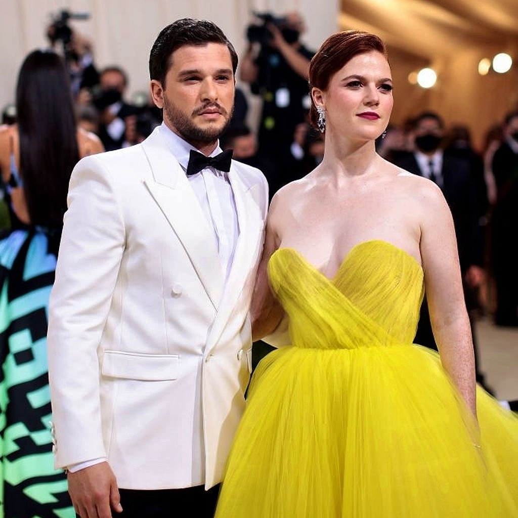 Кит Харингтон и Роуз Лесли на ежегодном гала-концерте «Met Gala» в Нью-Йорке, 2021 г