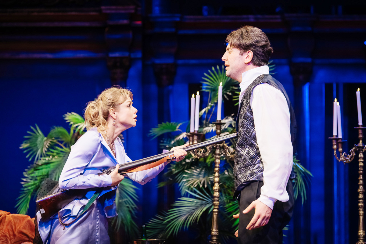 Анастасия Акатова в роли Зои в спектакле "Красавец мужчина" Театр на Трубной